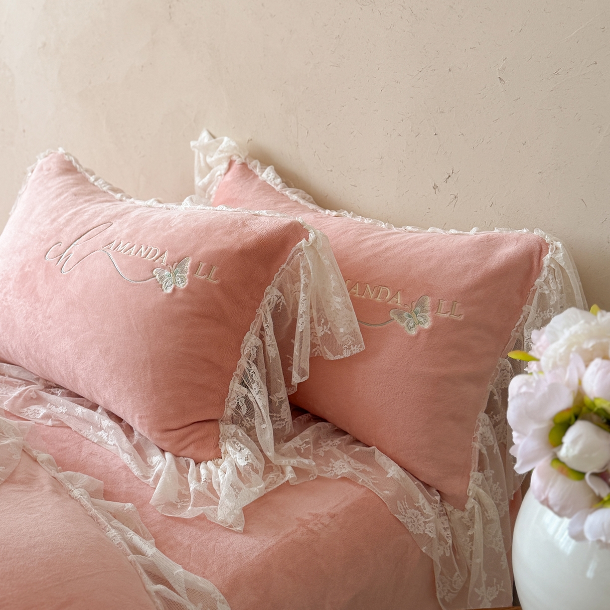 91家纺网 家纺一手货源 找家纺 可以家居 2025新款高克重全消光超细旦奶芙云绒四件套-玛利亚系列-莱卡芙 粉豆沙