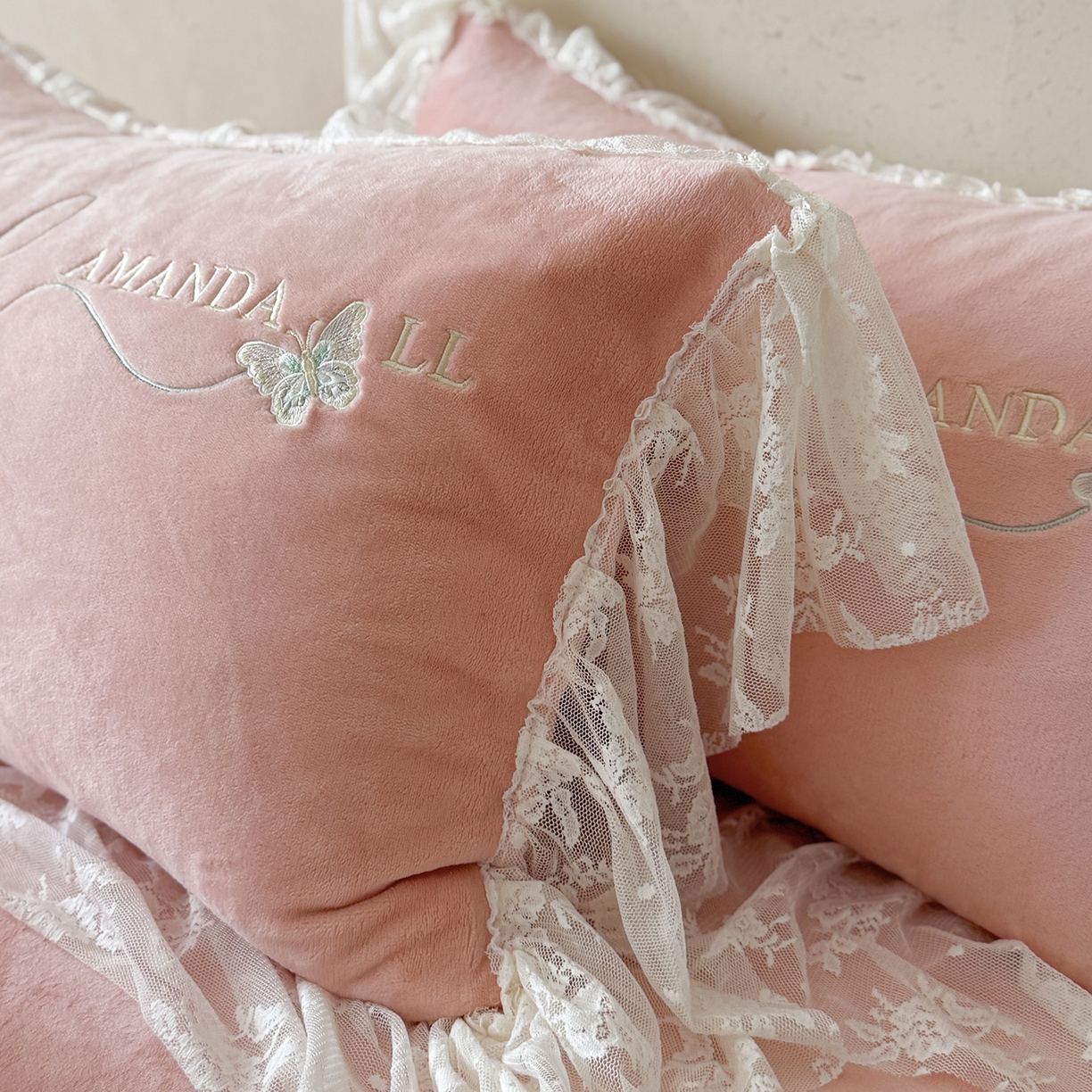 91家纺网 家纺一手货源 找家纺 可以家居 2025新款高克重全消光超细旦奶芙云绒四件套-玛利亚系列-莱卡芙 粉豆沙