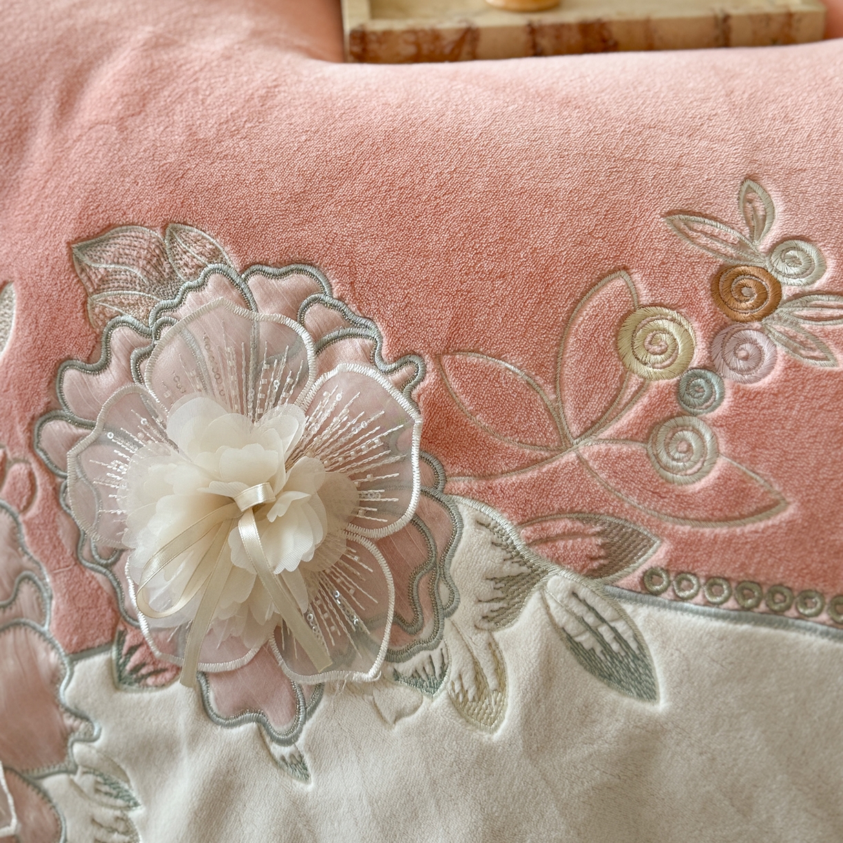 91家纺网 家纺一手货源 找家纺 可以家居 2025新款高克重全消光超细旦奶芙云绒四件套-玛利亚系列-莱卡芙 粉豆沙