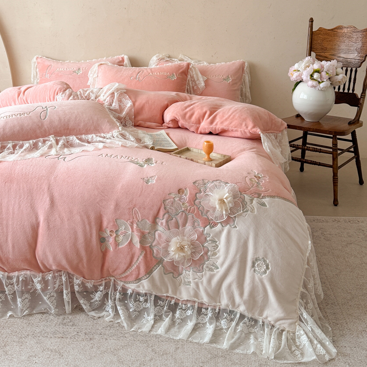 91家纺网 家纺一手货源 找家纺 可以家居 2025新款高克重全消光超细旦奶芙云绒四件套-玛利亚系列-莱卡芙 粉豆沙