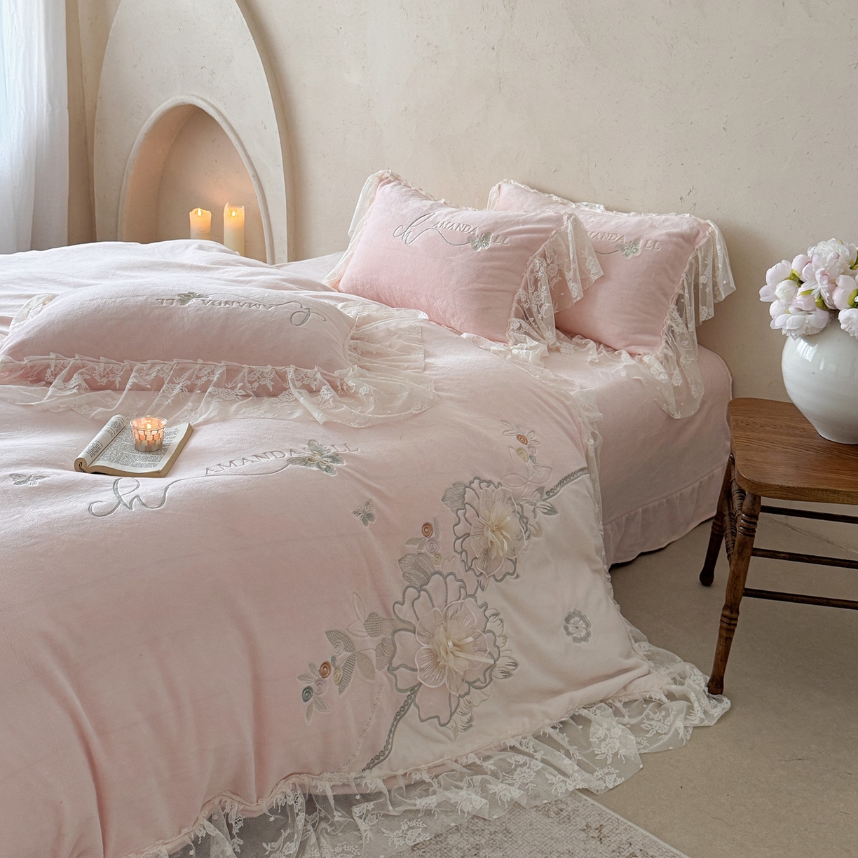 91家纺网 家纺一手货源 找家纺 可以家居 2025新款高克重全消光超细旦奶芙云绒四件套-玛利亚系列-莱卡芙 贵族粉