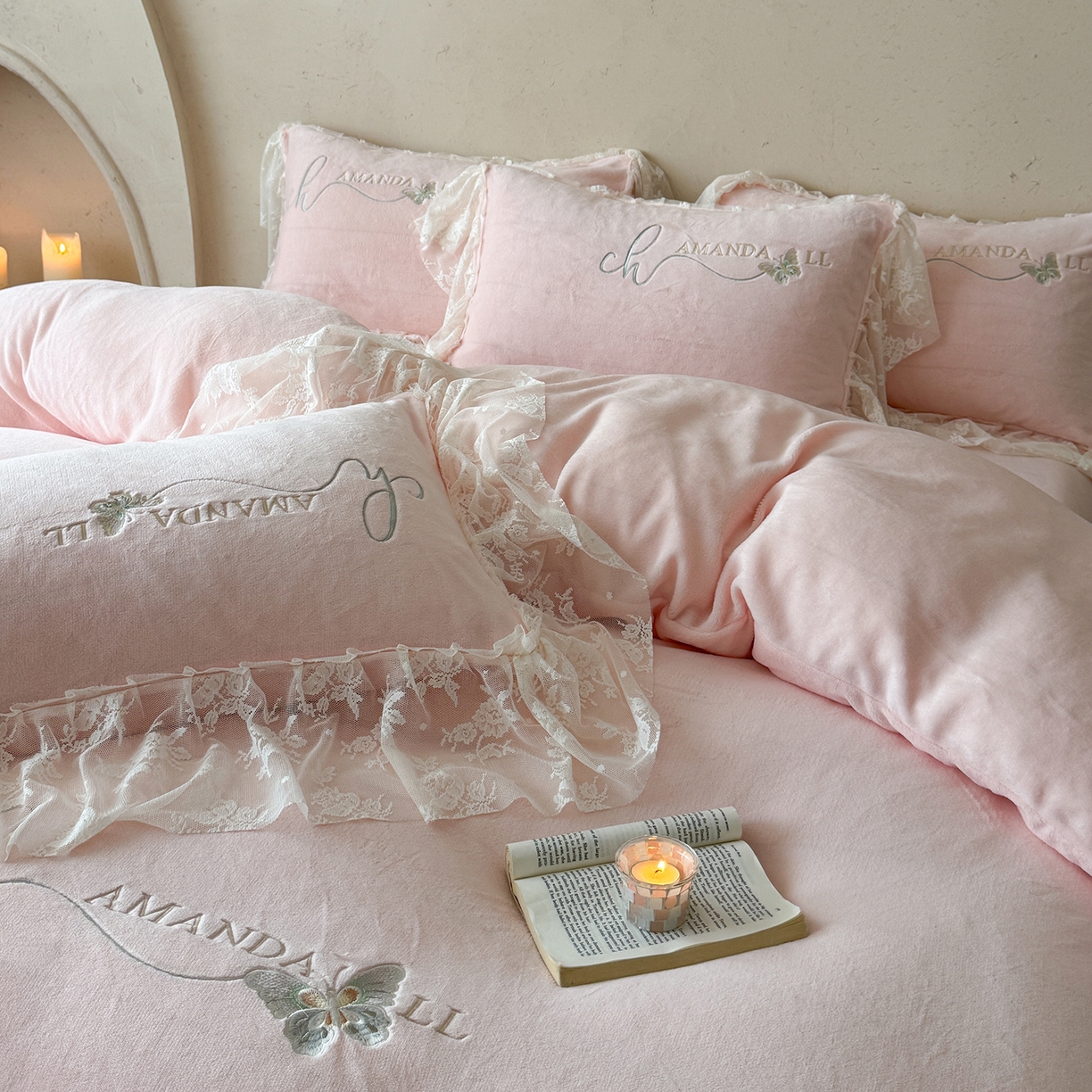 91家纺网 家纺一手货源 找家纺 可以家居 2025新款高克重全消光超细旦奶芙云绒四件套-玛利亚系列-莱卡芙 贵族粉