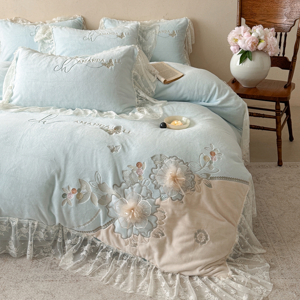 91家纺网 家纺一手货源 找家纺 可以家居 2025新款高克重全消光超细旦奶芙云绒四件套-玛利亚系列-莱卡芙 清雅蓝