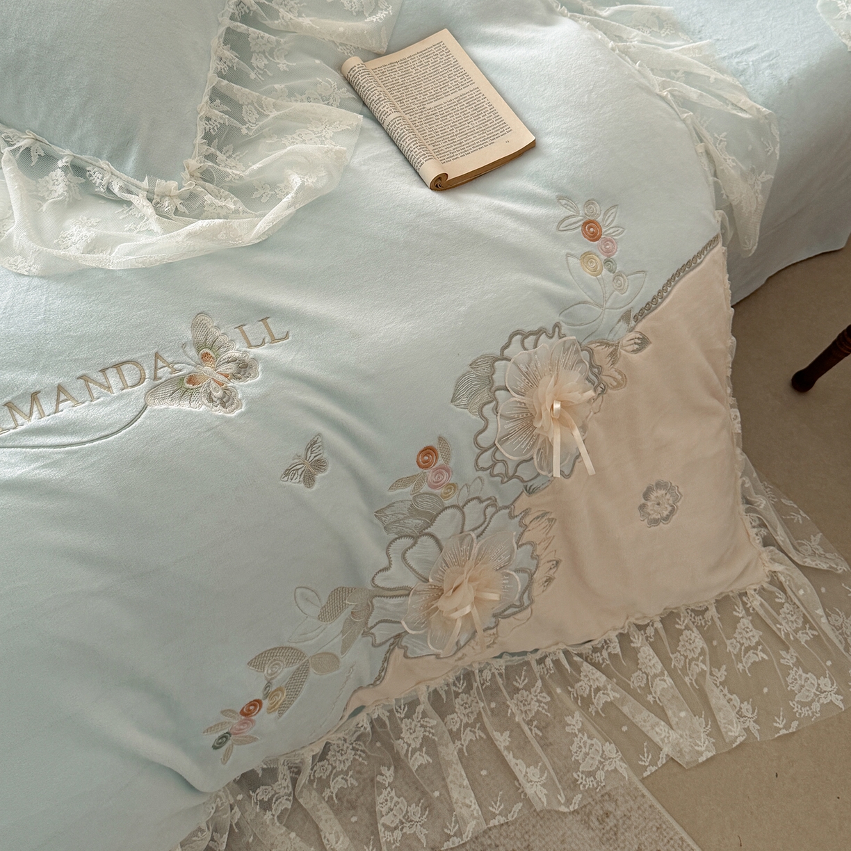 91家纺网 家纺一手货源 找家纺 可以家居 2025新款高克重全消光超细旦奶芙云绒四件套-玛利亚系列-莱卡芙 清雅蓝