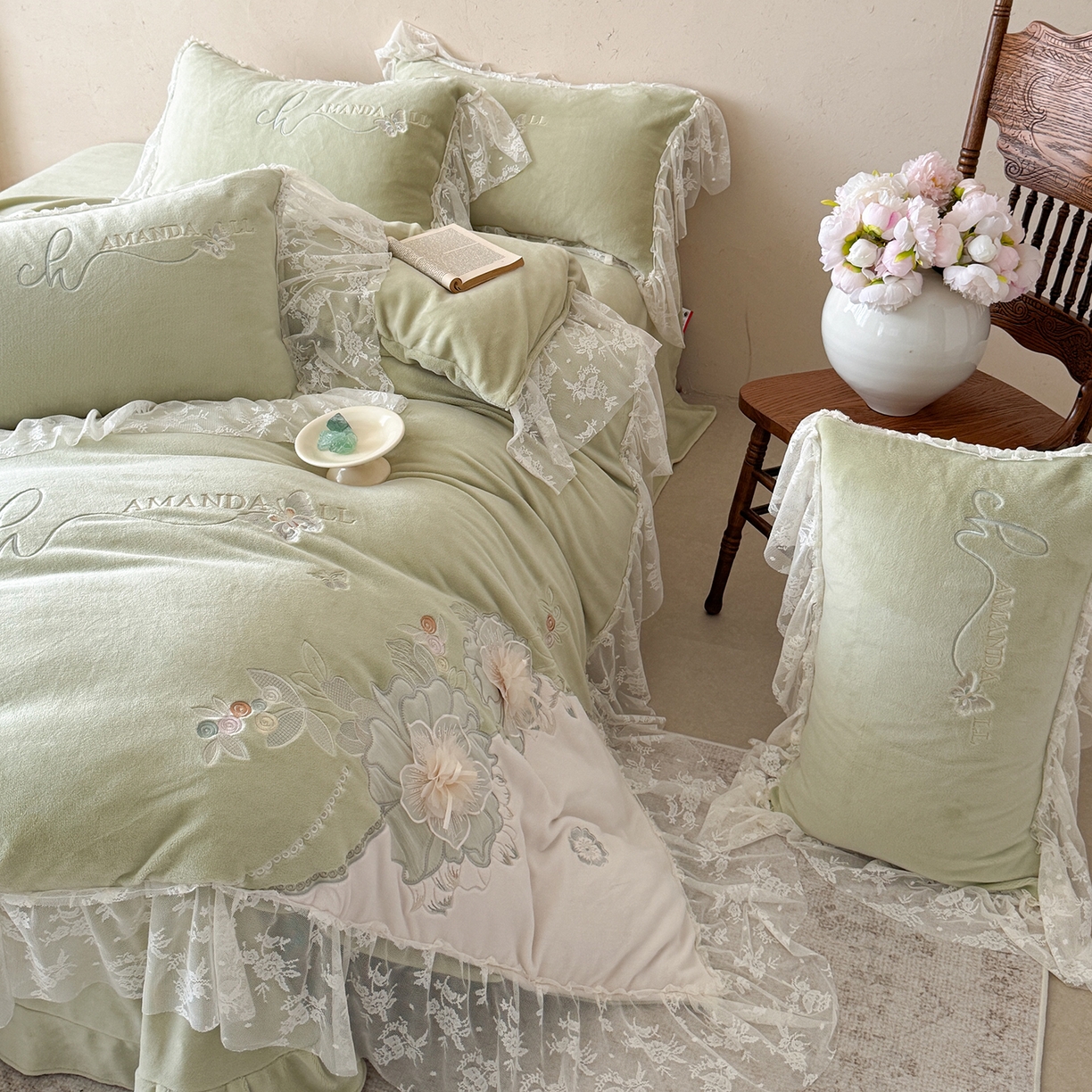 91家纺网 家纺一手货源 找家纺 可以家居 2025新款高克重全消光超细旦奶芙云绒四件套-玛利亚系列-莱卡芙 伯爵绿