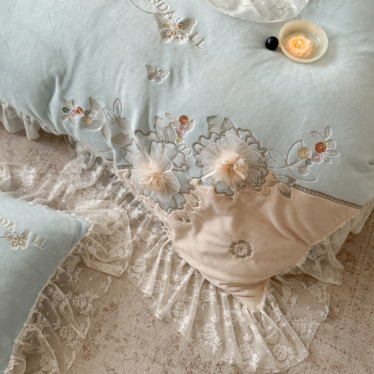 91家纺网 家纺一手货源 找家纺 可以家居 2025新款高克重全消光超细旦奶芙云绒四件套-玛利亚系列-莱卡芙 清雅蓝