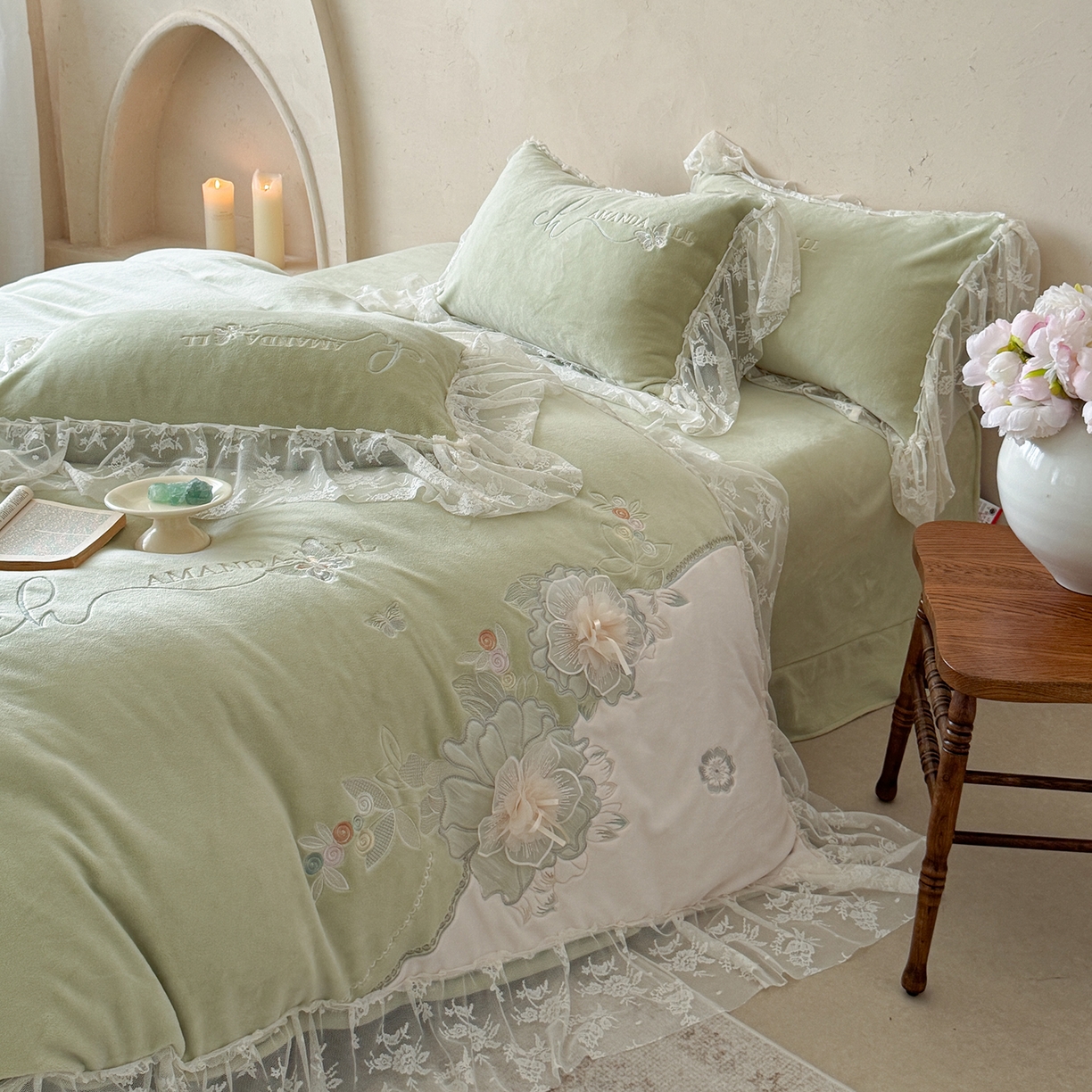 91家纺网 家纺一手货源 找家纺 可以家居 2025新款高克重全消光超细旦奶芙云绒四件套-玛利亚系列-莱卡芙 伯爵绿