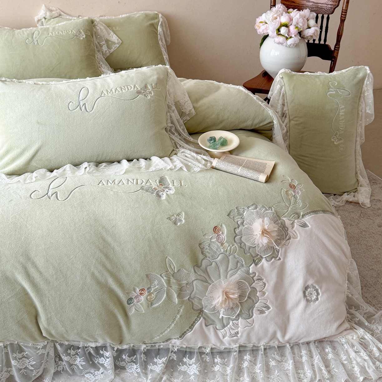 91家纺网 家纺一手货源 找家纺 可以家居 2025新款高克重全消光超细旦奶芙云绒四件套-玛利亚系列-莱卡芙 伯爵绿