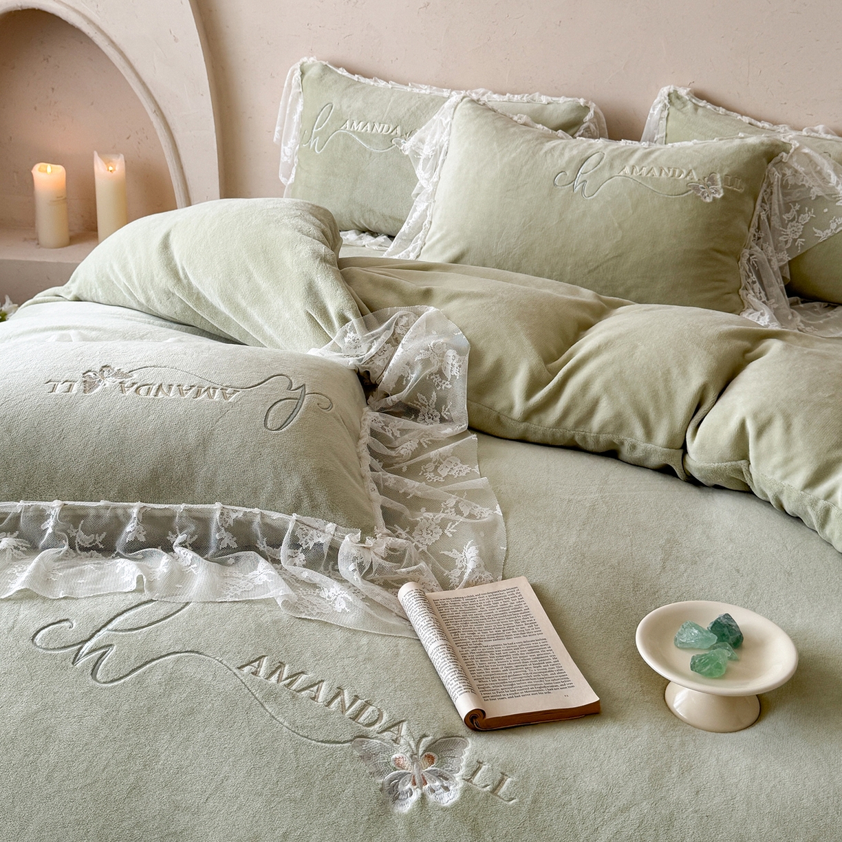 91家纺网 家纺一手货源 找家纺 可以家居 2025新款高克重全消光超细旦奶芙云绒四件套-玛利亚系列-莱卡芙 伯爵绿