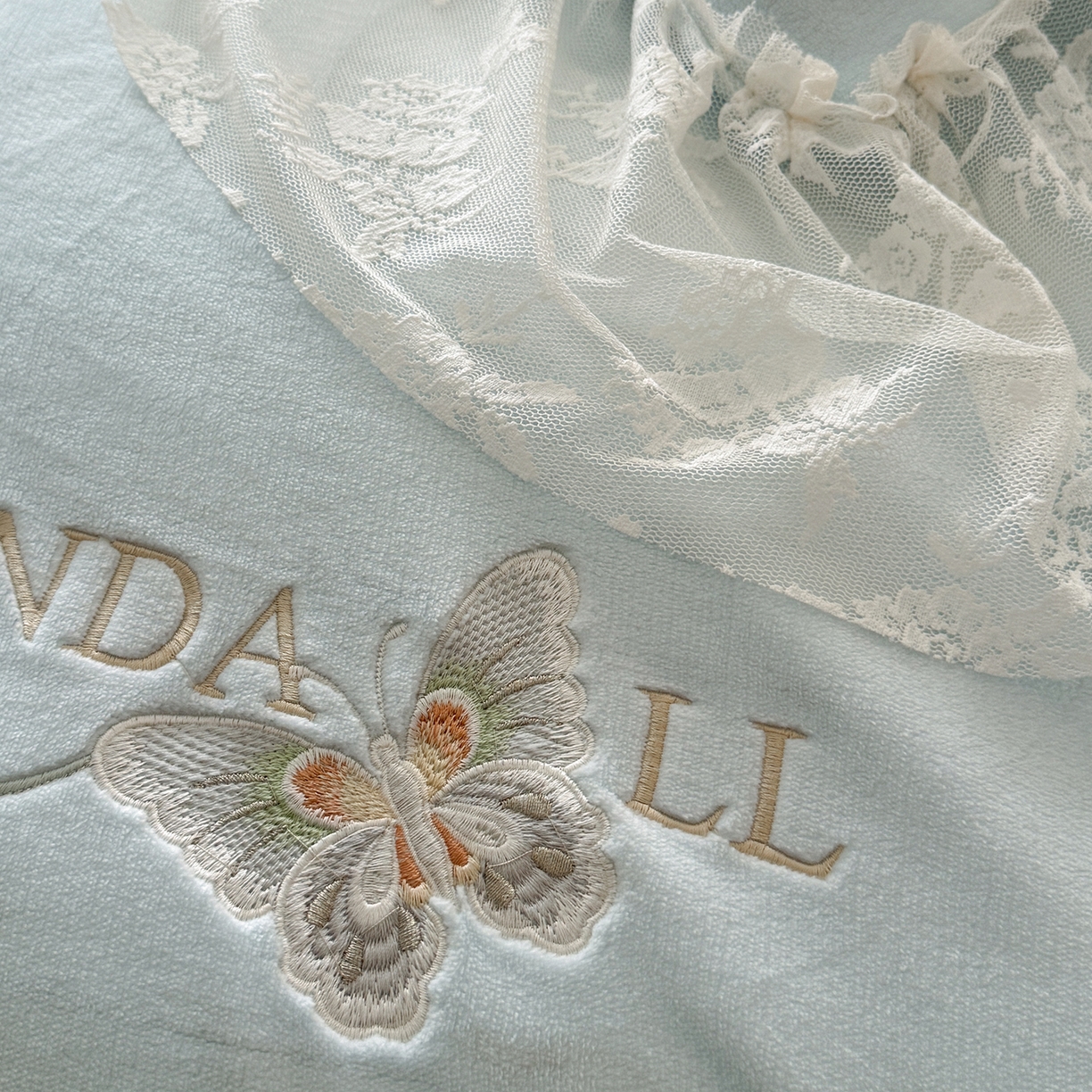 91家纺网 家纺一手货源 找家纺 可以家居 2025新款高克重全消光超细旦奶芙云绒四件套-玛利亚系列-莱卡芙 清雅蓝