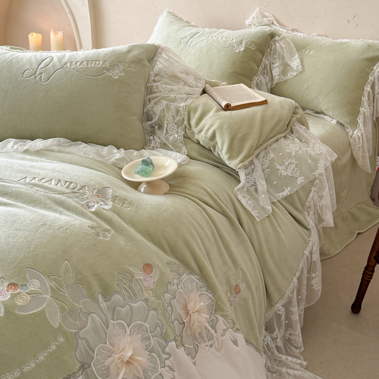 91家纺网 家纺一手货源 找家纺 可以家居 2025新款高克重全消光超细旦奶芙云绒四件套-玛利亚系列-莱卡芙 伯爵绿