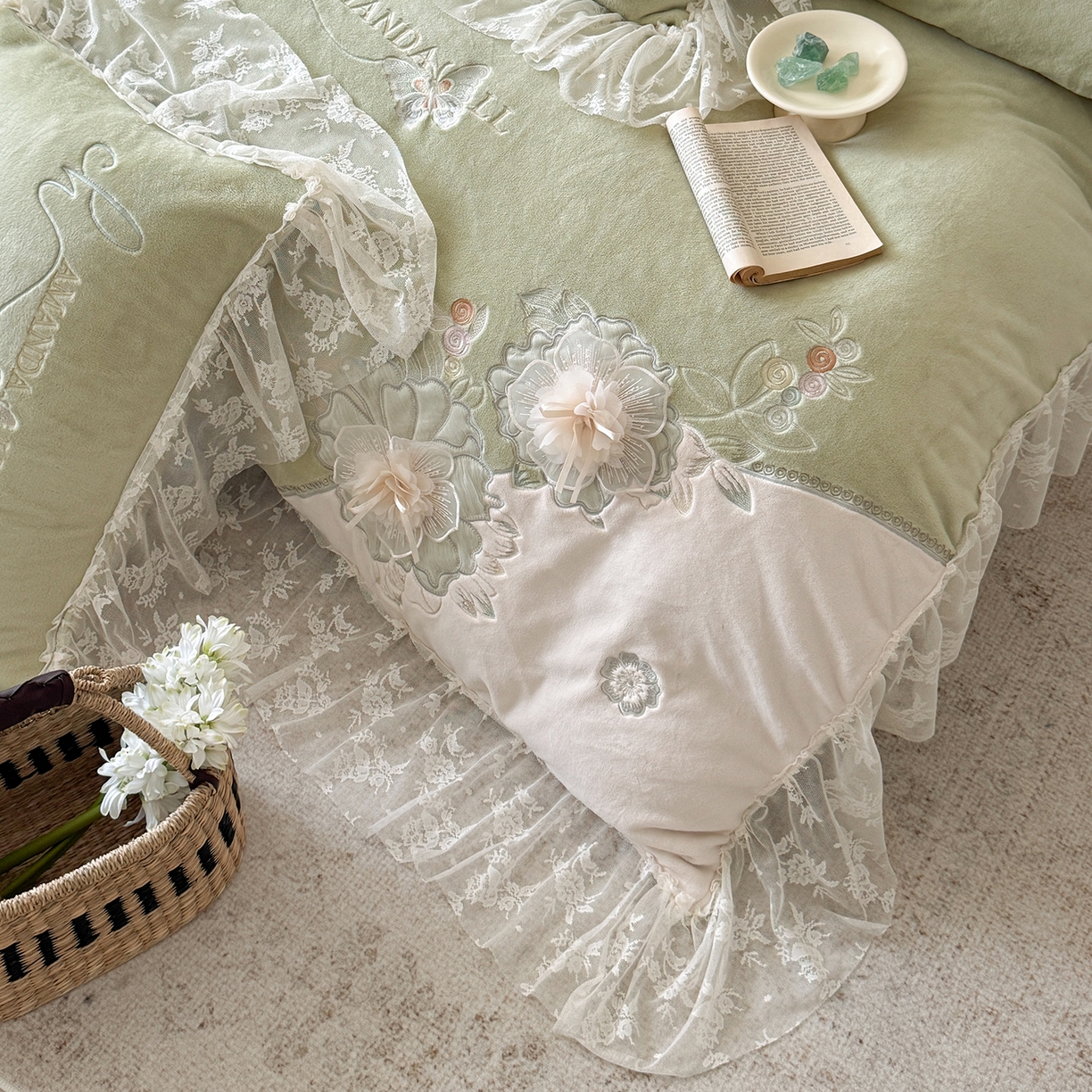 91家纺网 家纺一手货源 找家纺 可以家居 2025新款高克重全消光超细旦奶芙云绒四件套-玛利亚系列-莱卡芙 伯爵绿