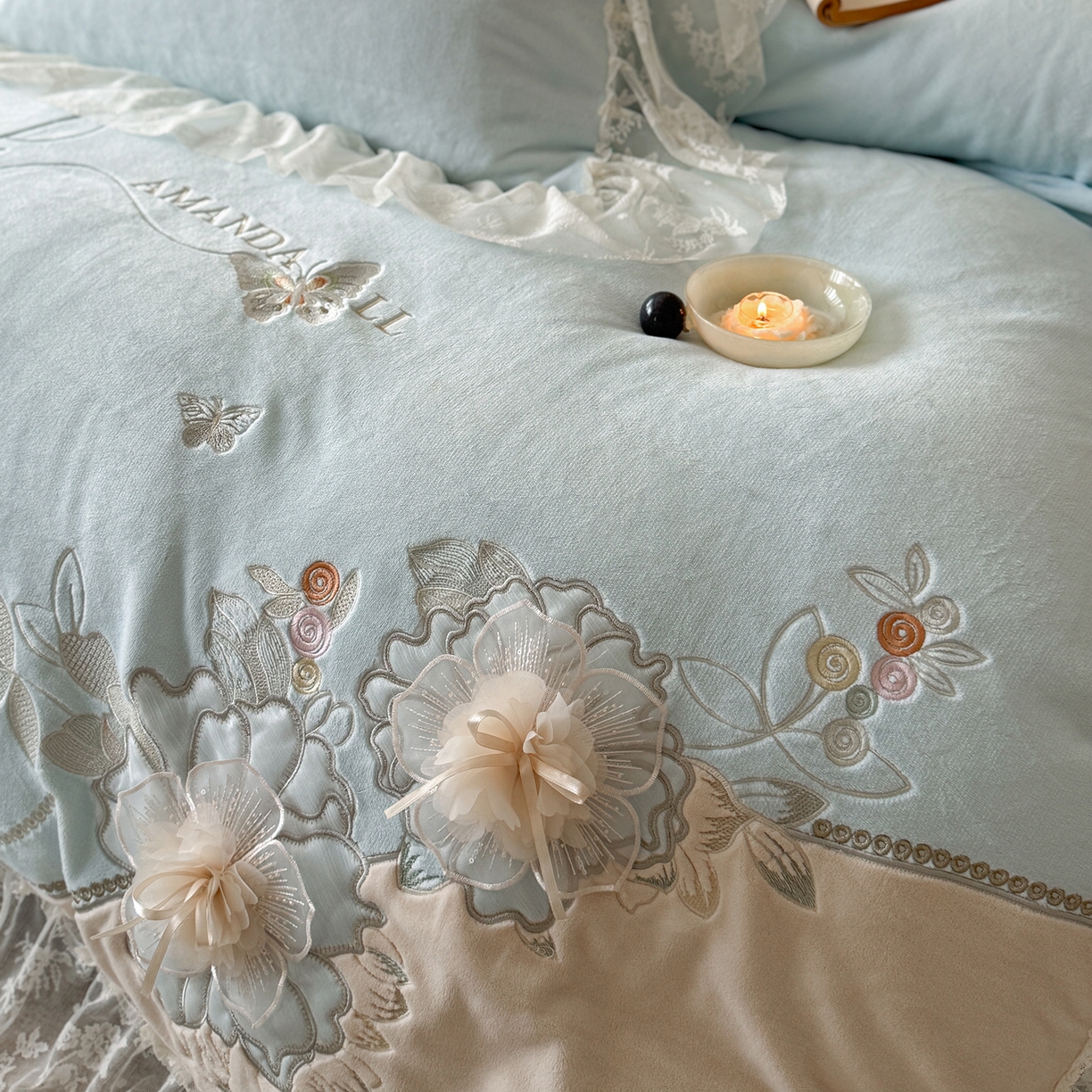 91家纺网 家纺一手货源 找家纺 可以家居 2025新款高克重全消光超细旦奶芙云绒四件套-玛利亚系列-莱卡芙 清雅蓝