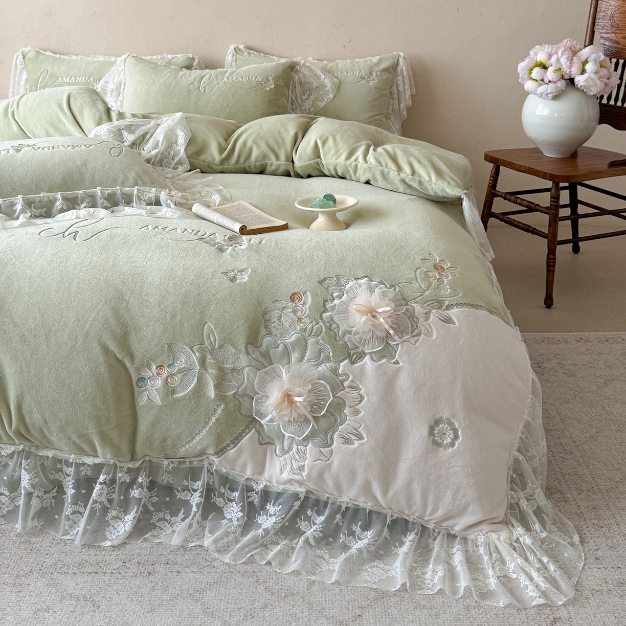 91家纺网 家纺一手货源 找家纺 可以家居 2025新款高克重全消光超细旦奶芙云绒四件套-玛利亚系列-莱卡芙 伯爵绿