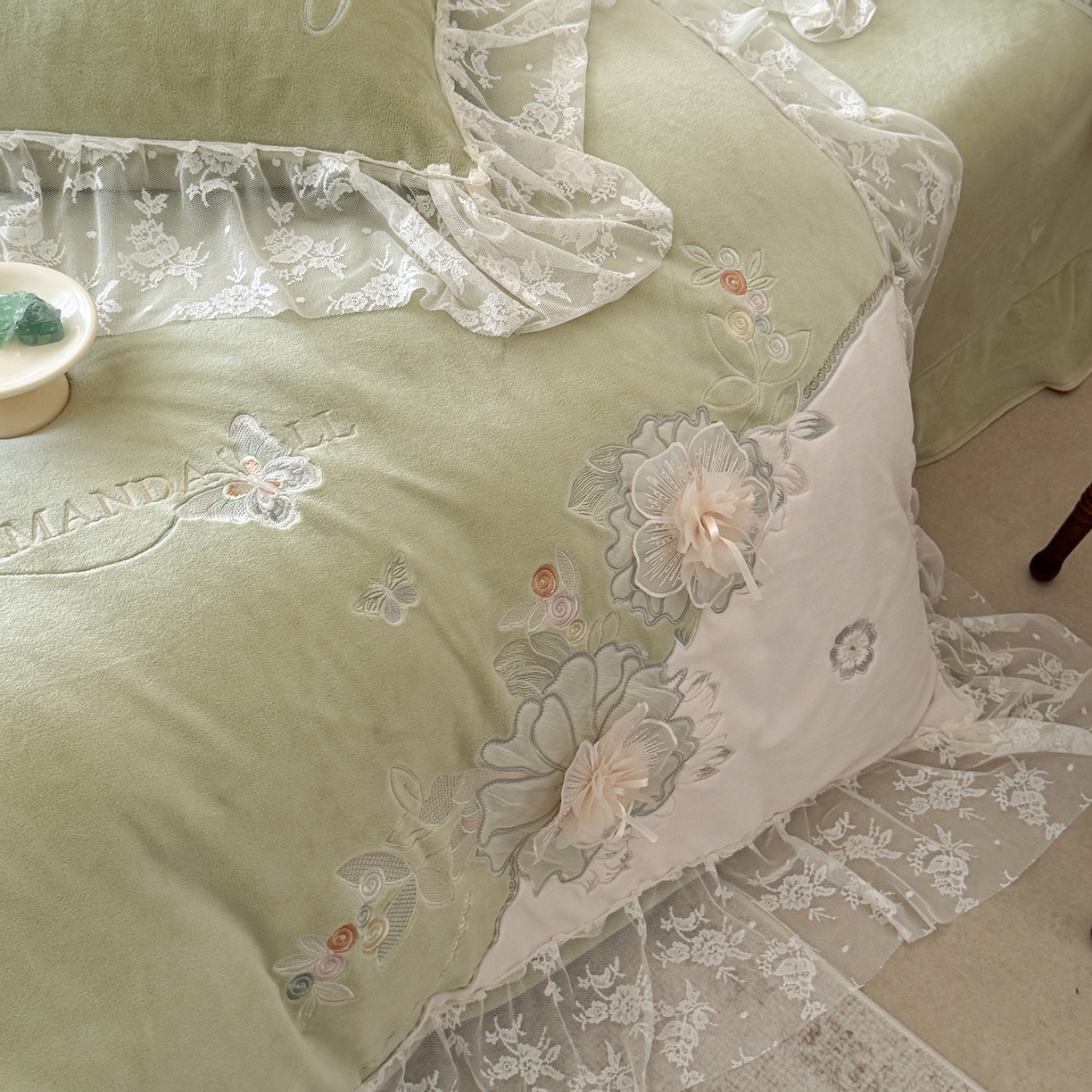 91家纺网 家纺一手货源 找家纺 可以家居 2025新款高克重全消光超细旦奶芙云绒四件套-玛利亚系列-莱卡芙 伯爵绿