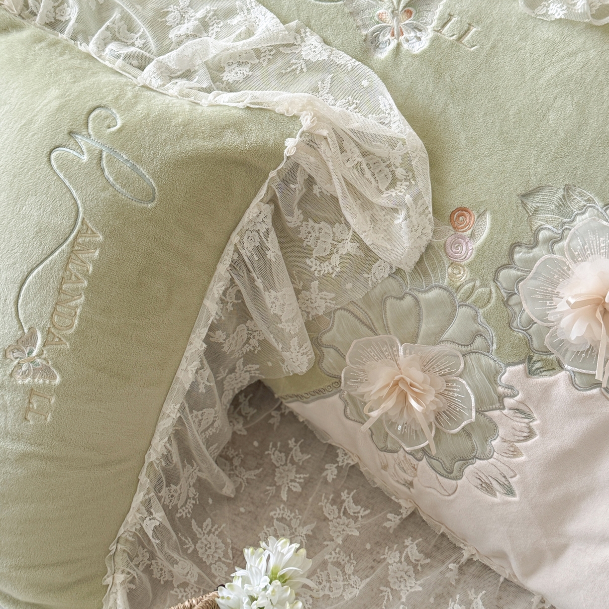 91家纺网 家纺一手货源 找家纺 可以家居 2025新款高克重全消光超细旦奶芙云绒四件套-玛利亚系列-莱卡芙 伯爵绿