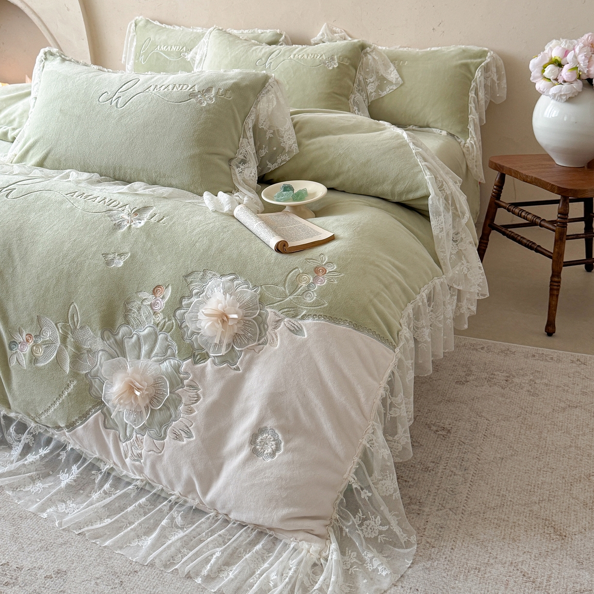 91家纺网 家纺一手货源 找家纺 可以家居 2025新款高克重全消光超细旦奶芙云绒四件套-玛利亚系列-莱卡芙 伯爵绿