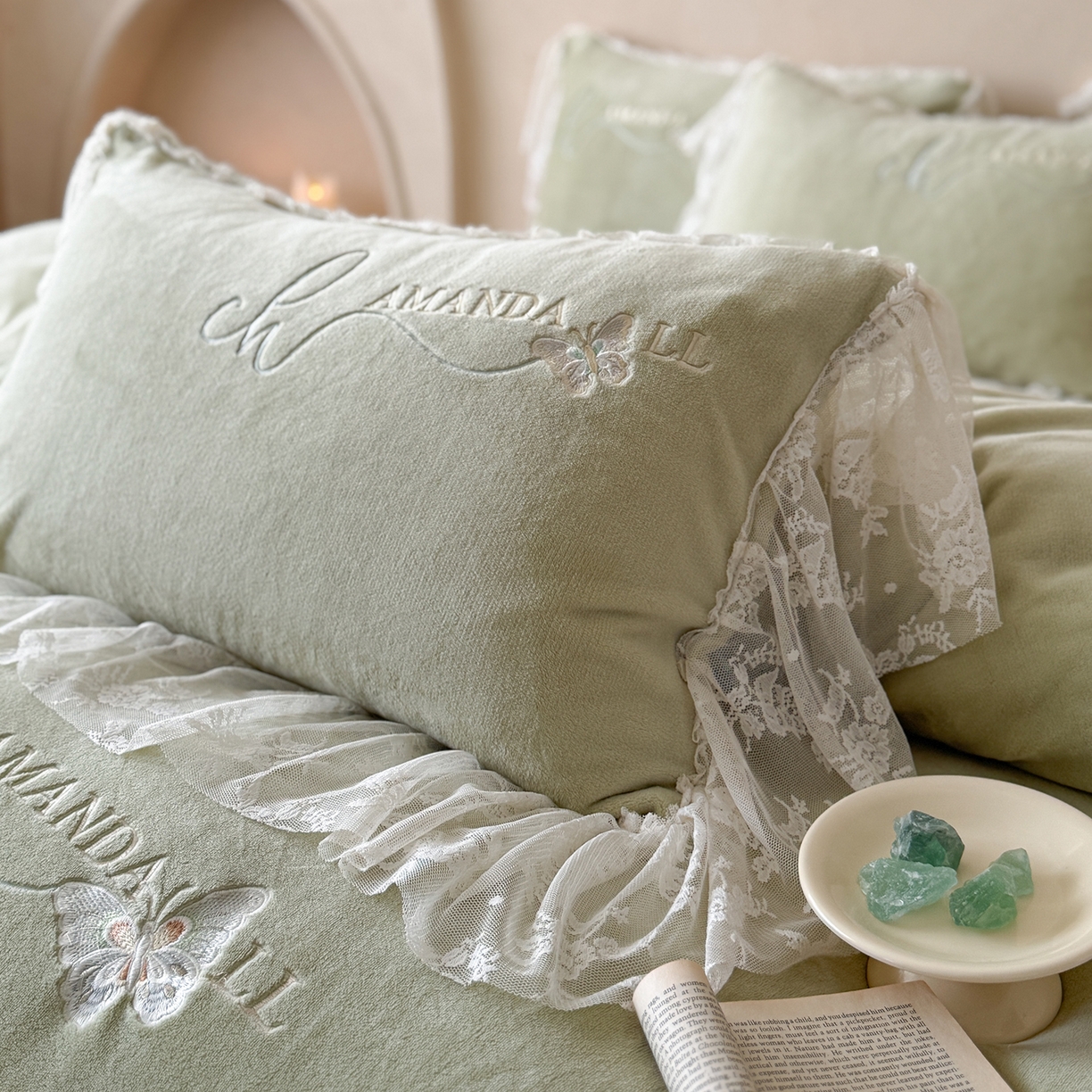 91家纺网 家纺一手货源 找家纺 可以家居 2025新款高克重全消光超细旦奶芙云绒四件套-玛利亚系列-莱卡芙 伯爵绿