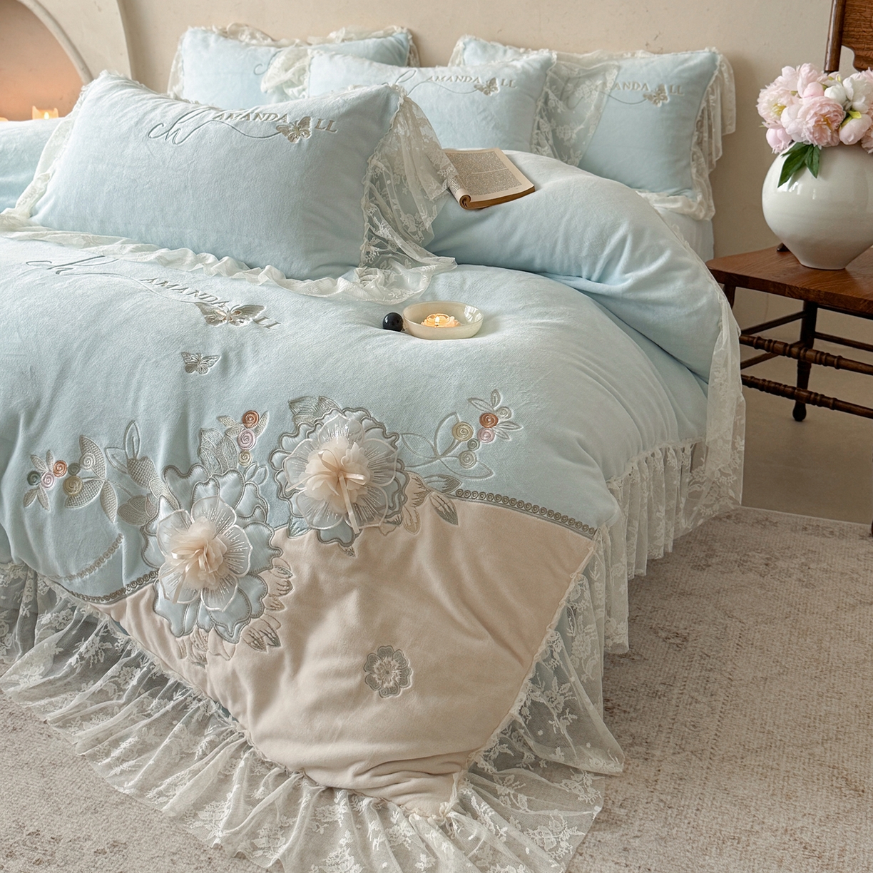 91家纺网 家纺一手货源 找家纺 可以家居 2025新款高克重全消光超细旦奶芙云绒四件套-玛利亚系列-莱卡芙 清雅蓝