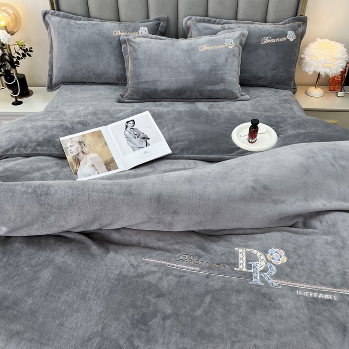 91家纺网 家纺一手货源 找家纺 （总）逸林家纺《原希尔顿逸林》 2025新款牛奶绒绣花四件套-可可系列