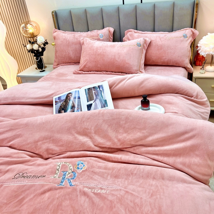 91家纺网 家纺一手货源 找家纺 （总）逸林家纺《原希尔顿逸林》 2025新款牛奶绒绣花四件套-可可系列