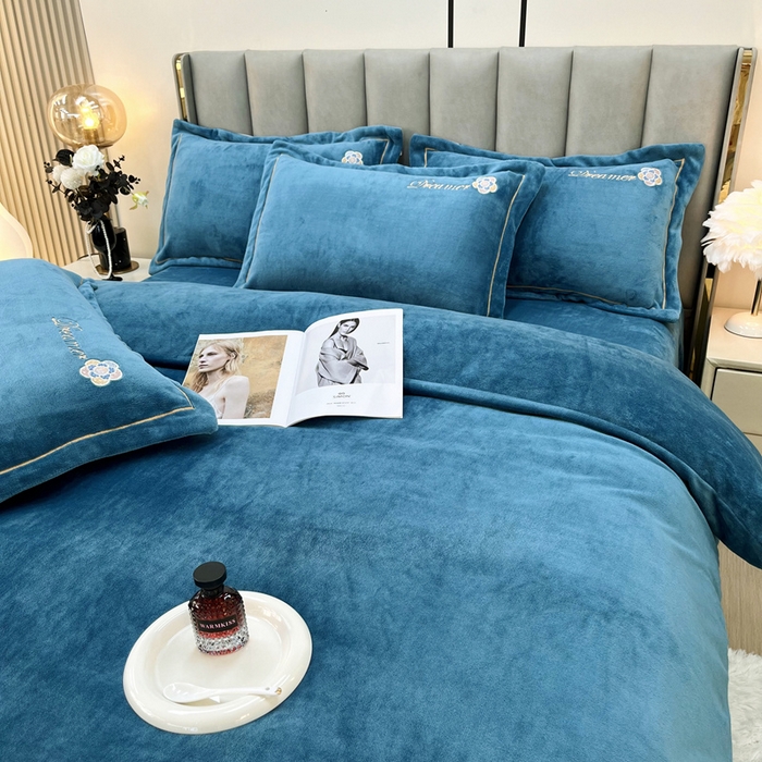 91家纺网 家纺一手货源 找家纺 （总）逸林家纺《原希尔顿逸林》 2025新款牛奶绒绣花四件套-可可系列