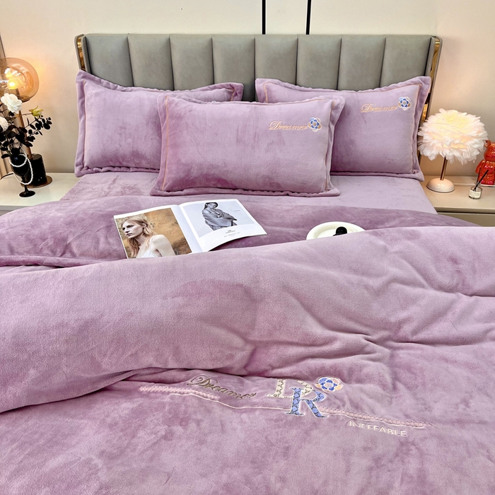 91家纺网 家纺一手货源 找家纺 （总）逸林家纺《原希尔顿逸林》 2025新款牛奶绒绣花四件套-可可系列