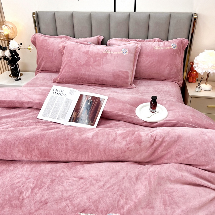 91家纺网 家纺一手货源 找家纺 逸林家纺《原希尔顿逸林》 2025新款牛奶绒绣花四件套-可可系列 可可-豆沙