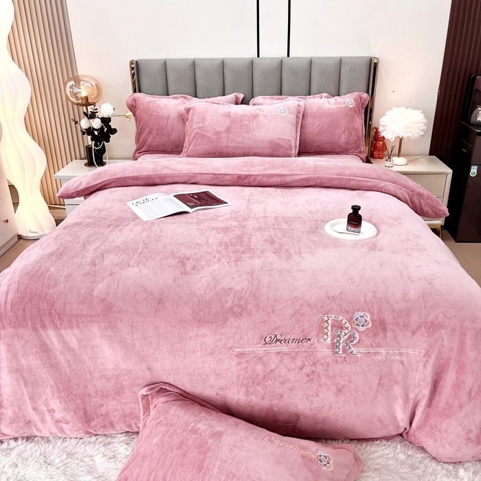 91家纺网 家纺一手货源 找家纺 逸林家纺《原希尔顿逸林》 2025新款牛奶绒绣花四件套-可可系列 可可-豆沙