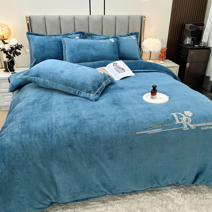 91家纺网 家纺一手货源 找家纺 （总）逸林家纺《原希尔顿逸林》 2025新款牛奶绒绣花四件套-可可系列