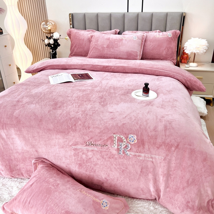 91家纺网 家纺一手货源 找家纺 逸林家纺《原希尔顿逸林》 2025新款牛奶绒绣花四件套-可可系列 可可-豆沙