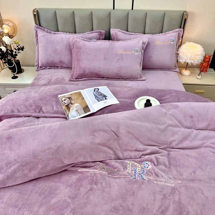 91家纺网 家纺一手货源 找家纺 逸林家纺《原希尔顿逸林》 2025新款牛奶绒绣花四件套-可可系列 可可-香芋紫