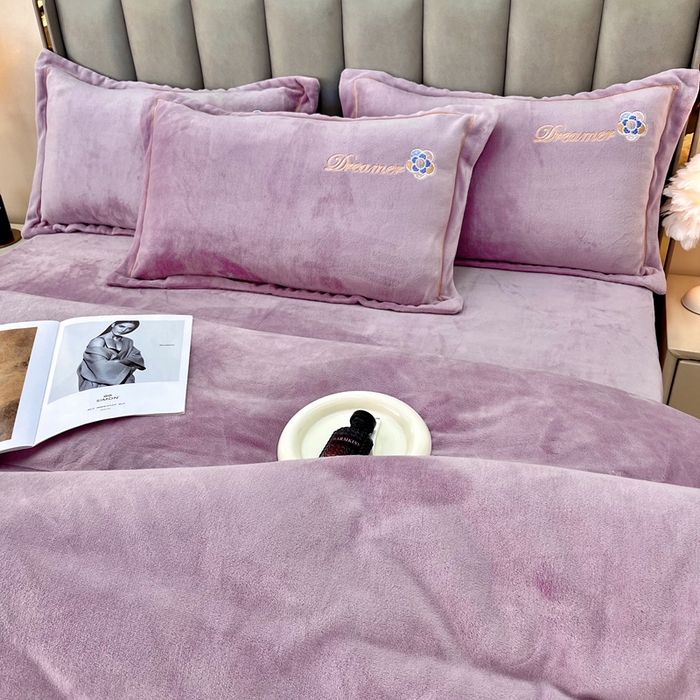 91家纺网 家纺一手货源 找家纺 逸林家纺《原希尔顿逸林》 2025新款牛奶绒绣花四件套-可可系列 可可-香芋紫