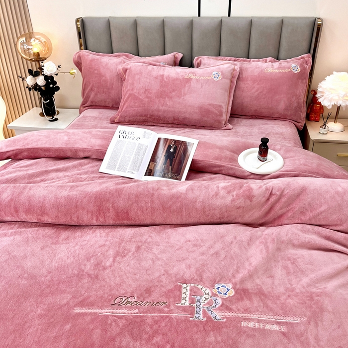 逸林家纺《原希尔顿逸林》 2025新款牛奶绒绣花四件套-可可系列 可可-豆沙