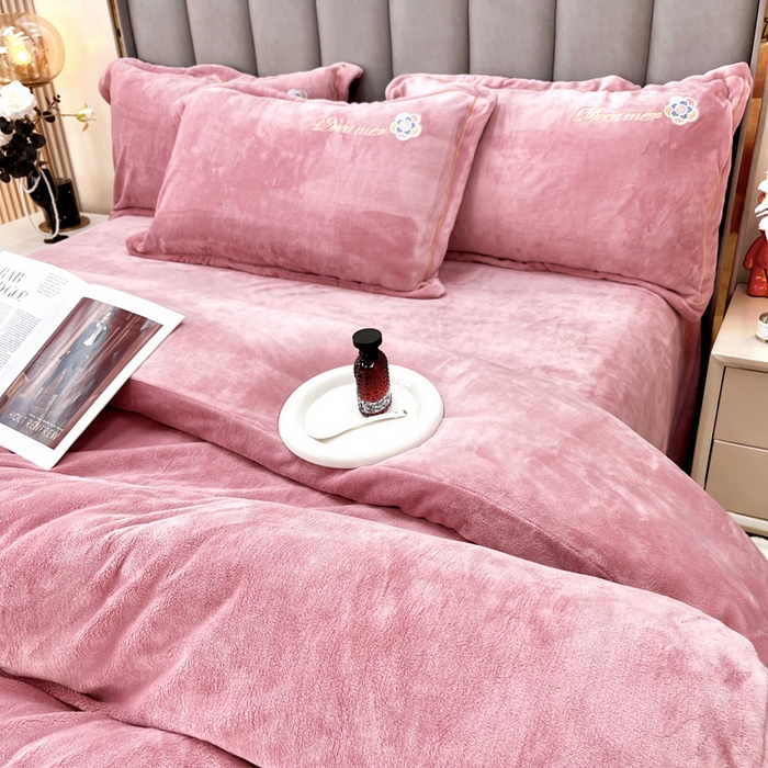 91家纺网 家纺一手货源 找家纺 逸林家纺《原希尔顿逸林》 2025新款牛奶绒绣花四件套-可可系列 可可-豆沙