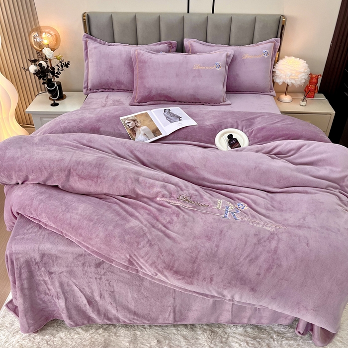 91家纺网 家纺一手货源 找家纺 逸林家纺《原希尔顿逸林》 2025新款牛奶绒绣花四件套-可可系列 可可-香芋紫