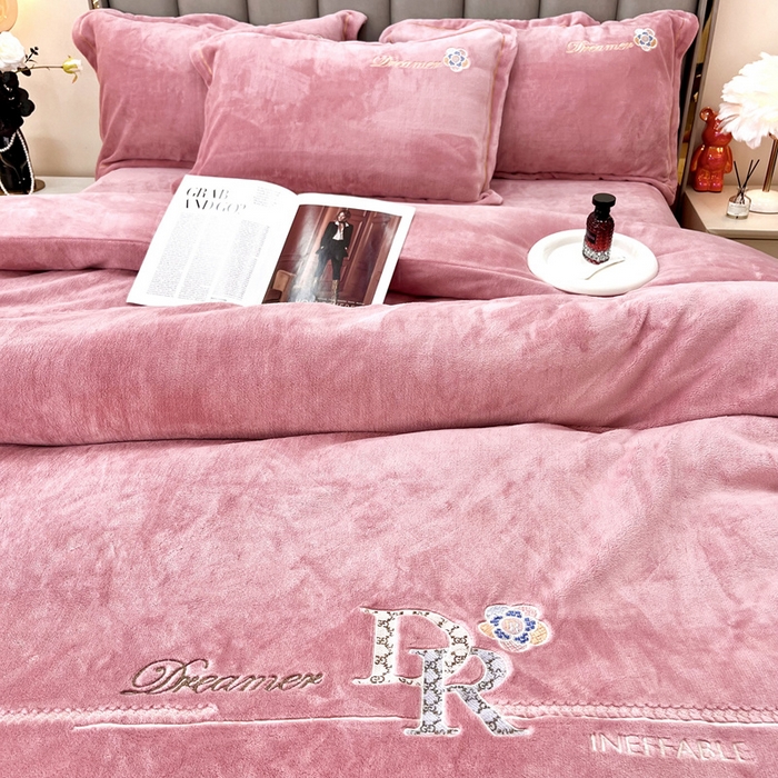 91家纺网 家纺一手货源 找家纺 逸林家纺《原希尔顿逸林》 2025新款牛奶绒绣花四件套-可可系列 可可-豆沙