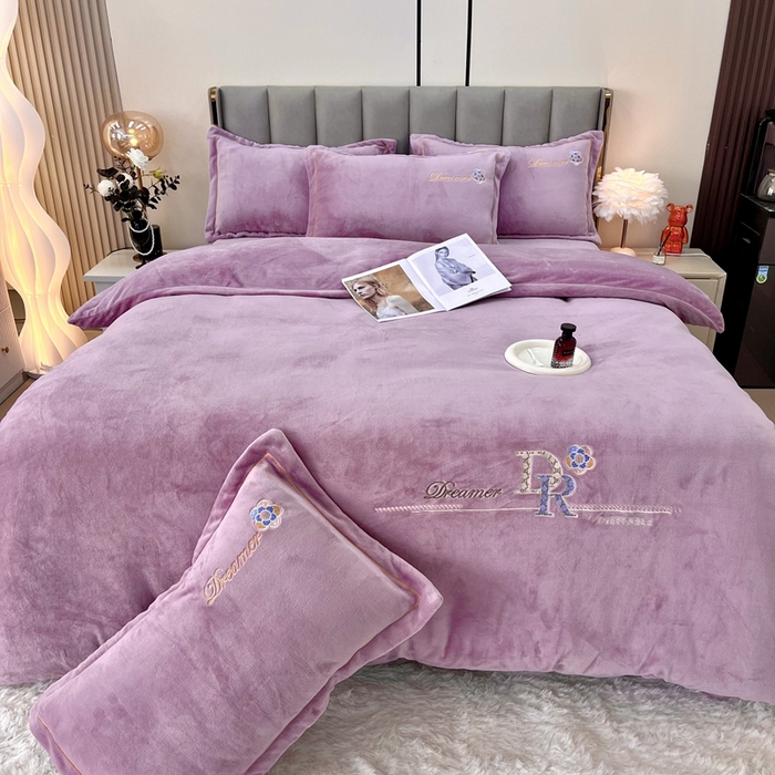 91家纺网 家纺一手货源 找家纺 逸林家纺《原希尔顿逸林》 2025新款牛奶绒绣花四件套-可可系列 可可-香芋紫