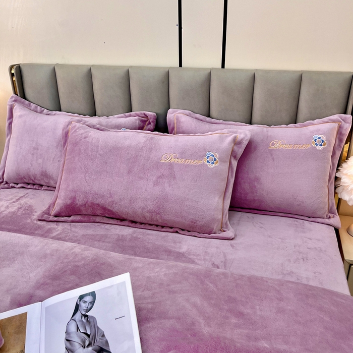 91家纺网 家纺一手货源 找家纺 逸林家纺《原希尔顿逸林》 2025新款牛奶绒绣花四件套-可可系列 可可-香芋紫