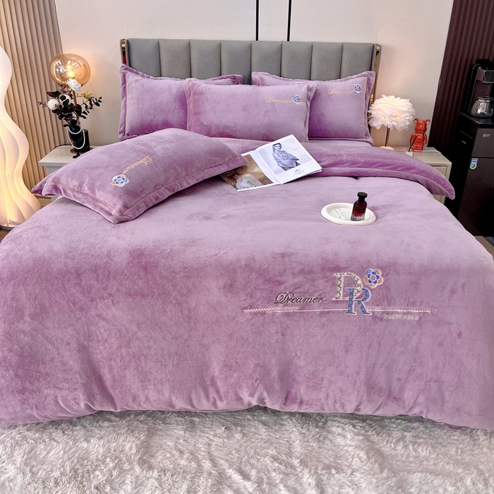 91家纺网 家纺一手货源 找家纺 逸林家纺《原希尔顿逸林》 2025新款牛奶绒绣花四件套-可可系列 可可-香芋紫