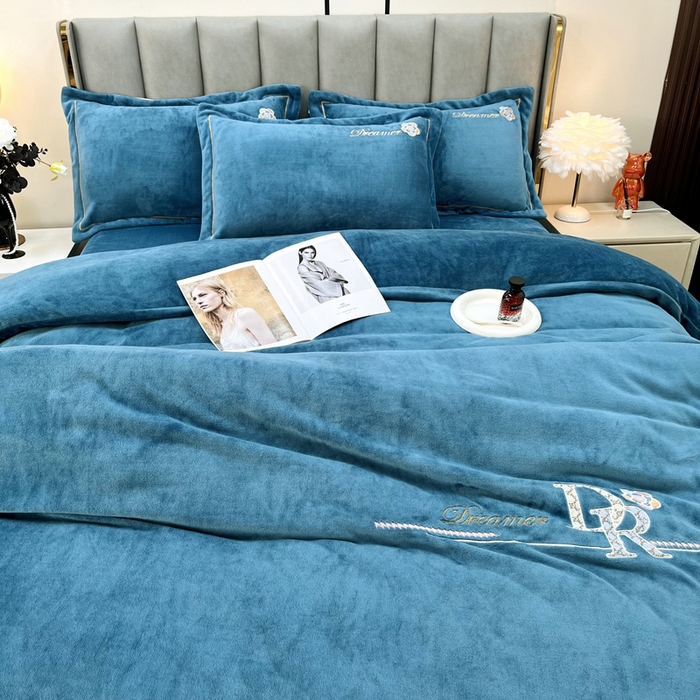 91家纺网 家纺一手货源 找家纺 （总）逸林家纺《原希尔顿逸林》 2025新款牛奶绒绣花四件套-可可系列