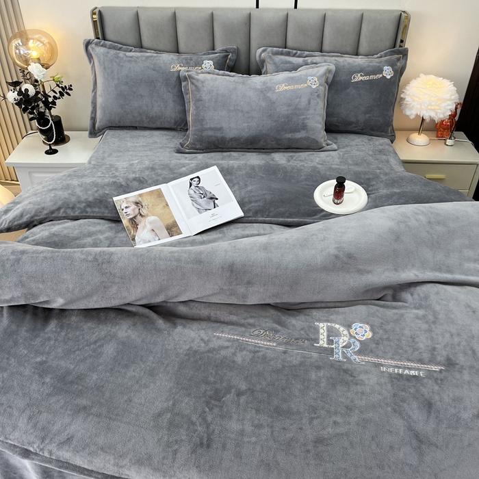 91家纺网 家纺一手货源 找家纺 逸林家纺《原希尔顿逸林》 2025新款牛奶绒绣花四件套-可可系列 可可-雅士灰