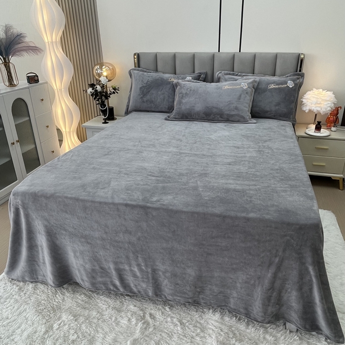 91家纺网 家纺一手货源 找家纺 逸林家纺《原希尔顿逸林》 2025新款牛奶绒绣花四件套-可可系列 可可-雅士灰