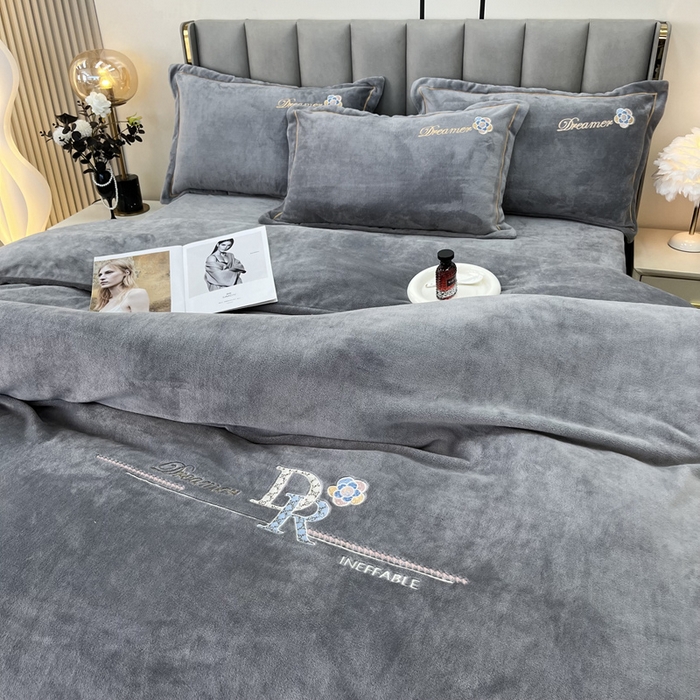 91家纺网 家纺一手货源 找家纺 逸林家纺《原希尔顿逸林》 2025新款牛奶绒绣花四件套-可可系列 可可-雅士灰