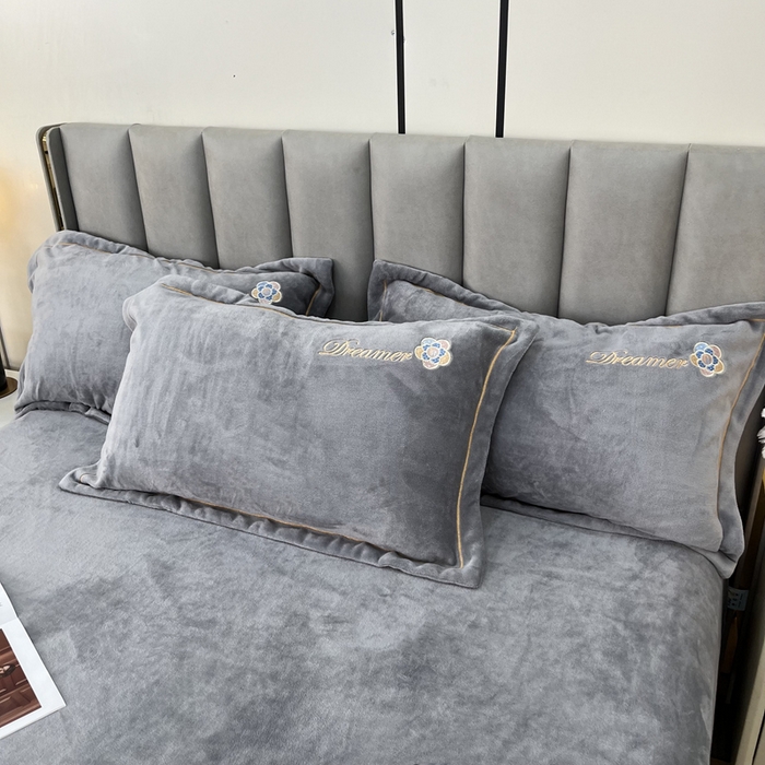 91家纺网 家纺一手货源 找家纺 逸林家纺《原希尔顿逸林》 2025新款牛奶绒绣花四件套-可可系列 可可-雅士灰