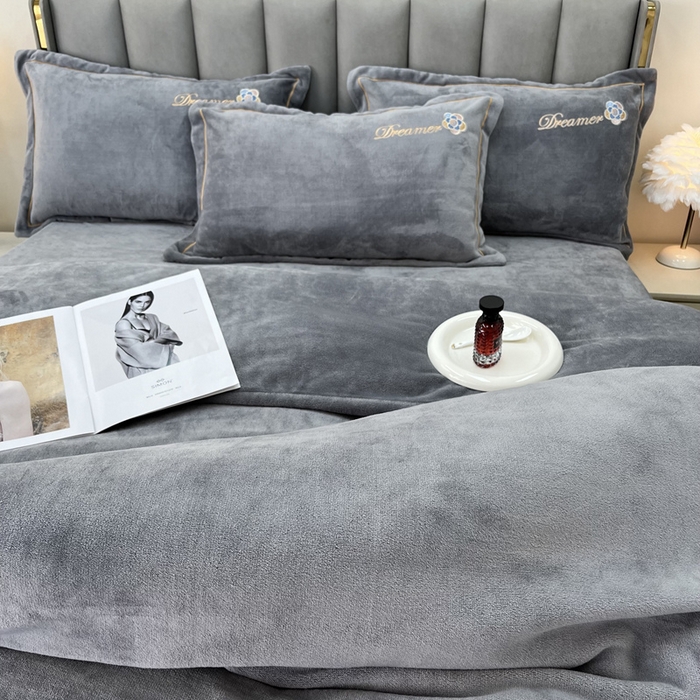 91家纺网 家纺一手货源 找家纺 逸林家纺《原希尔顿逸林》 2025新款牛奶绒绣花四件套-可可系列 可可-雅士灰