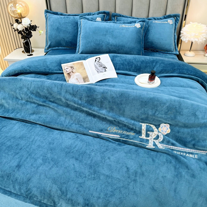 91家纺网 家纺一手货源 找家纺 逸林家纺《原希尔顿逸林》 2025新款牛奶绒绣花四件套-可可系列 可可-宾利蓝