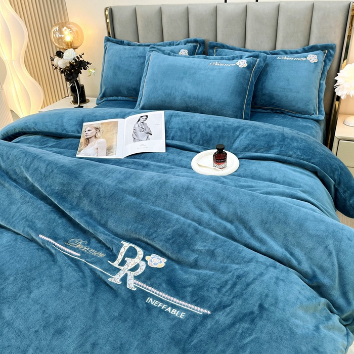 91家纺网 家纺一手货源 找家纺 逸林家纺《原希尔顿逸林》 2025新款牛奶绒绣花四件套-可可系列 可可-宾利蓝