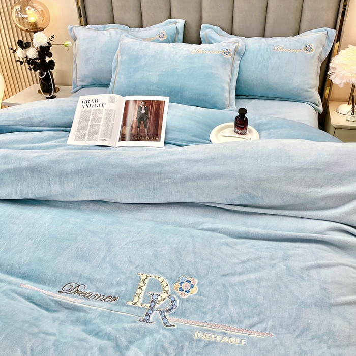 91家纺网 家纺一手货源 找家纺 逸林家纺《原希尔顿逸林》 2025新款牛奶绒绣花四件套-可可系列 可可-繁星蓝