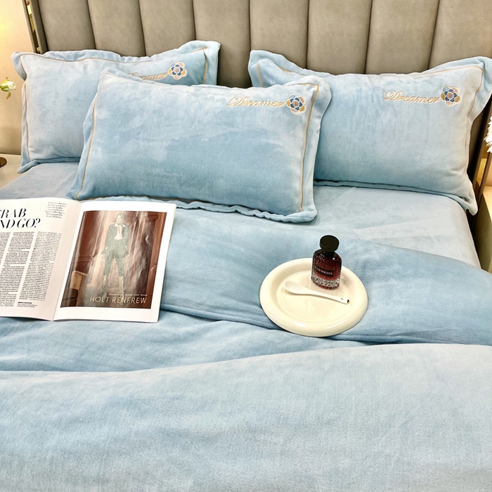 91家纺网 家纺一手货源 找家纺 逸林家纺《原希尔顿逸林》 2025新款牛奶绒绣花四件套-可可系列 可可-繁星蓝